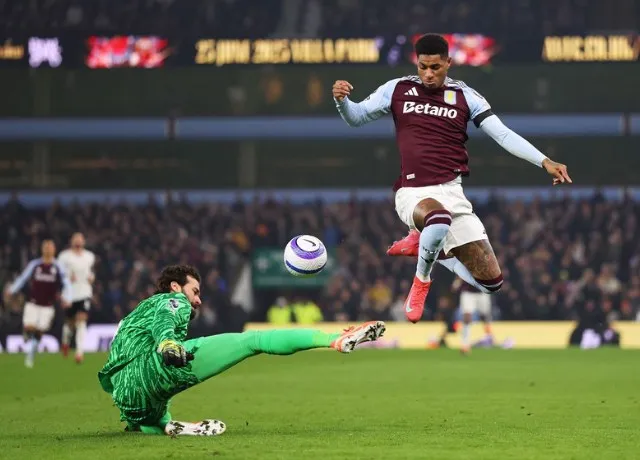 Trận đấu giữa Aston Villa và Liverpool tại vòng 29 Premier League